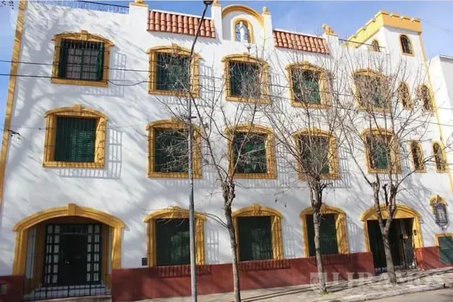 Venta - Edificio Comercial de Estilo Colonial en Pilar Centro