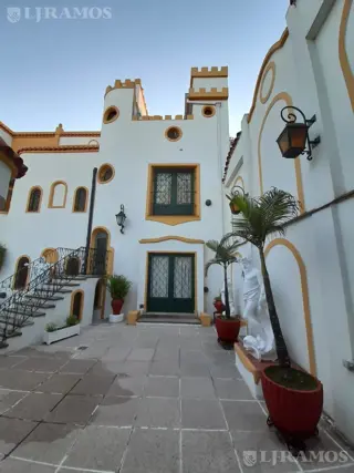 Venta - Edificio Comercial de Estilo Colonial en Pilar Centro foto 3