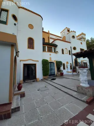 Venta - Edificio Comercial de Estilo Colonial en Pilar Centro foto 4