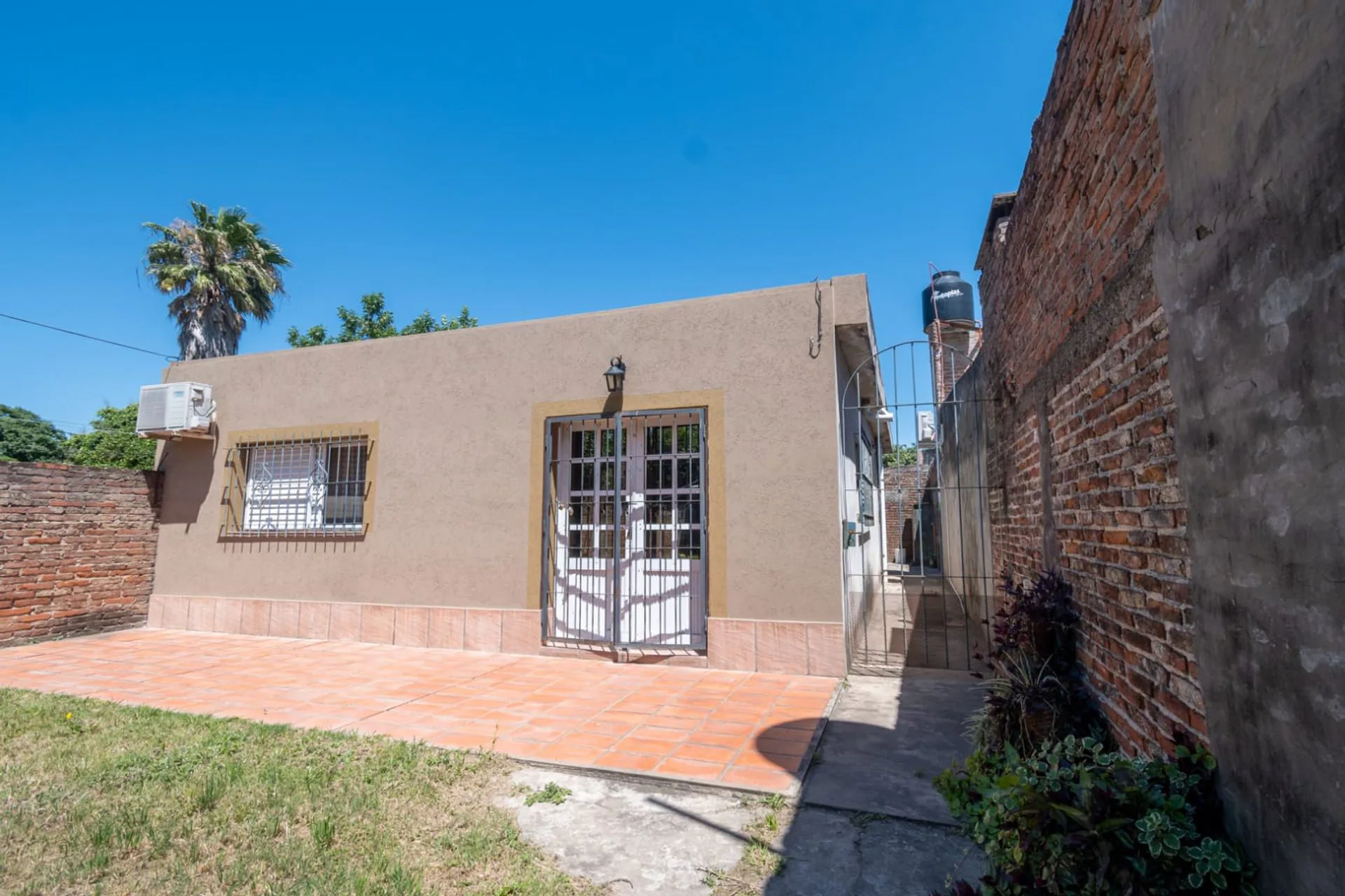 VENTA CASA 2 DORMITORIOS CON PATIO foto 2