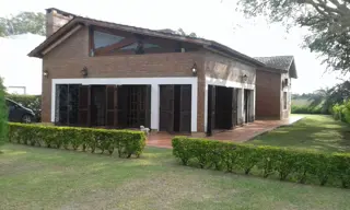 RC-Alquila CASA-CHALET-B° GOLF CLUB-Corrientes foto 2