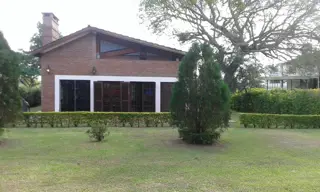 RC-Alquila CASA-CHALET-B° GOLF CLUB-Corrientes foto 5