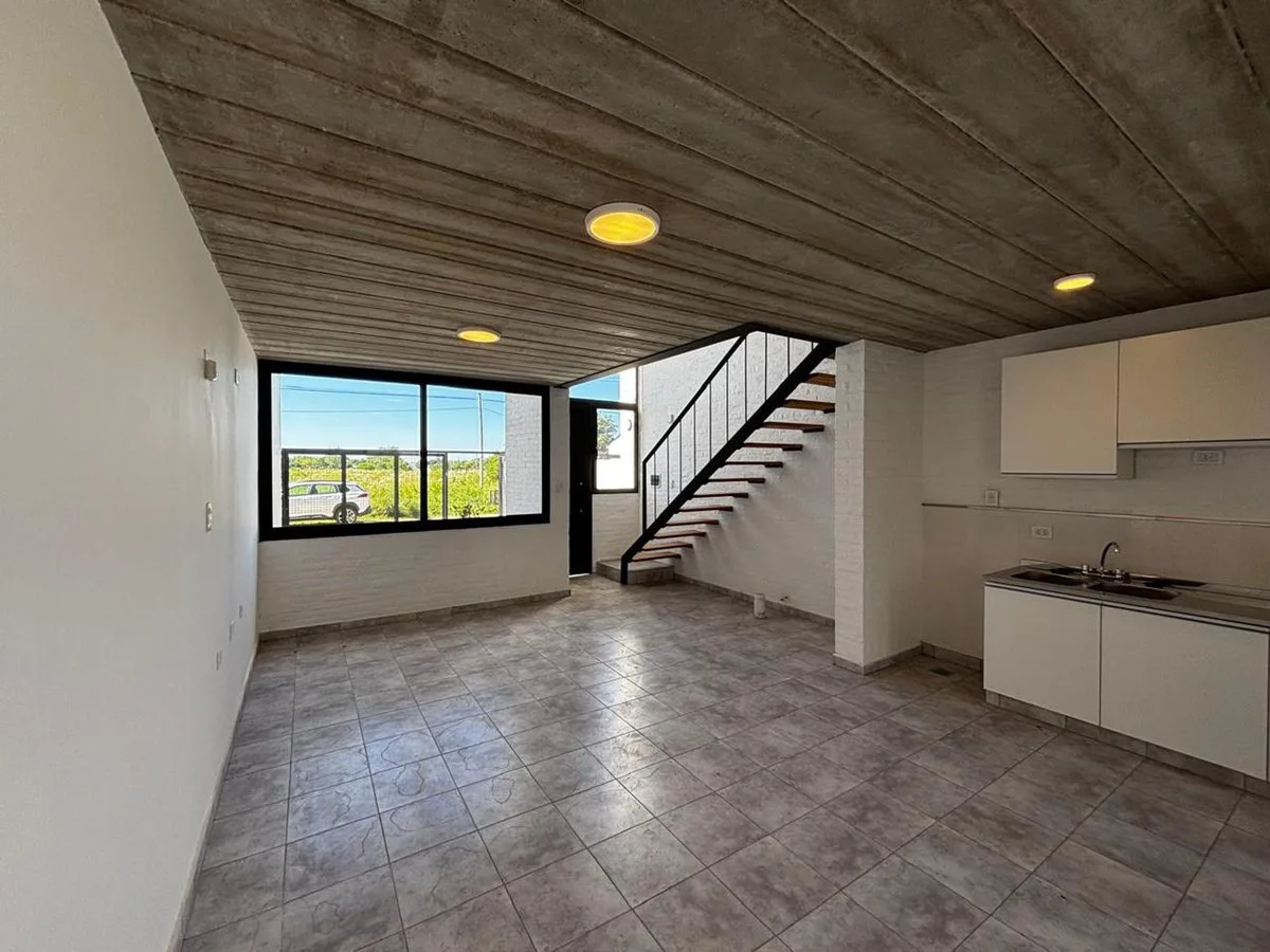 DEPARTAMENTO DUPLEX 2 DORM.COCHERA-PATIO-ESTRENAR foto 4