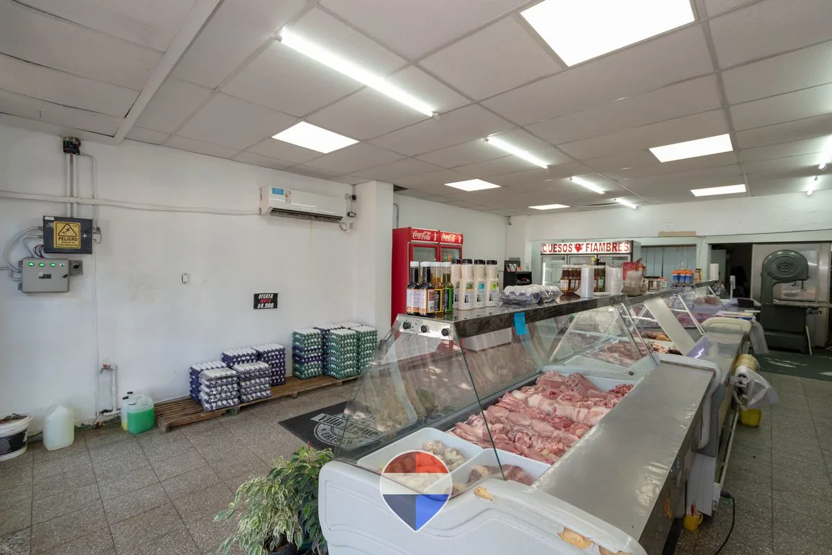 LOCAL COMERCIAL EN VENTA LA PLATA SOBRE AVENIDA foto 4