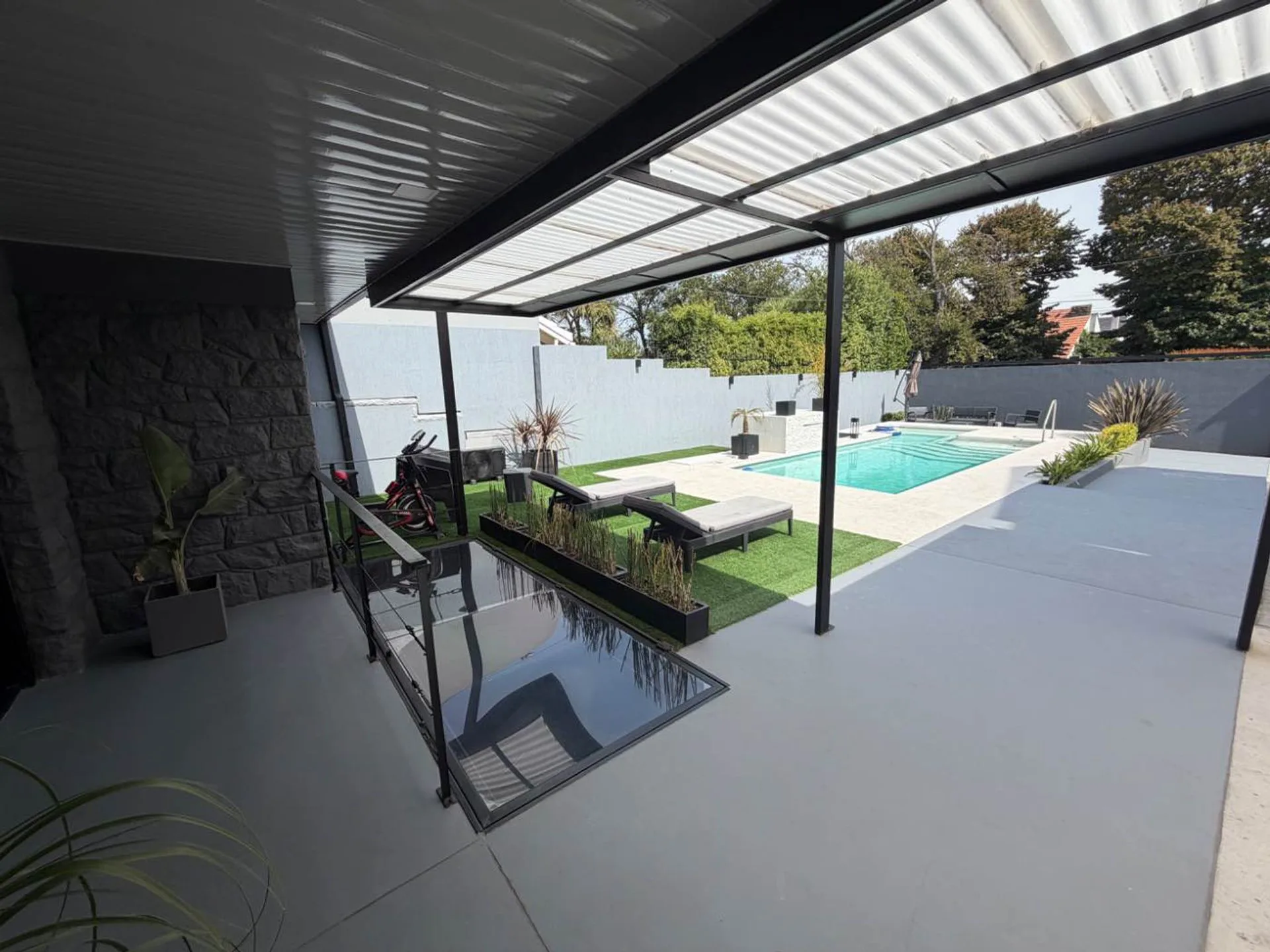 EXCLUSIVA RESIDENCIA DE DISEÑO EN ZONA GÜEMES foto 2