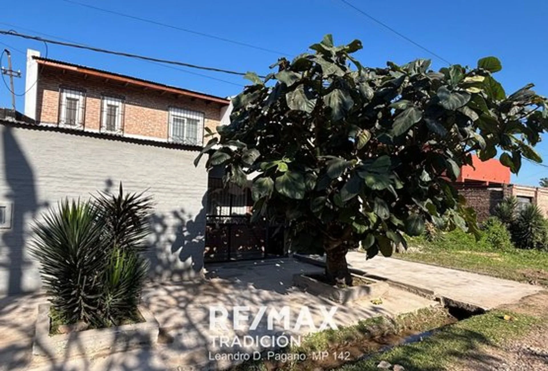 Venta 3 CASAS en un terreno, próximo Av. Sarmiento foto 2