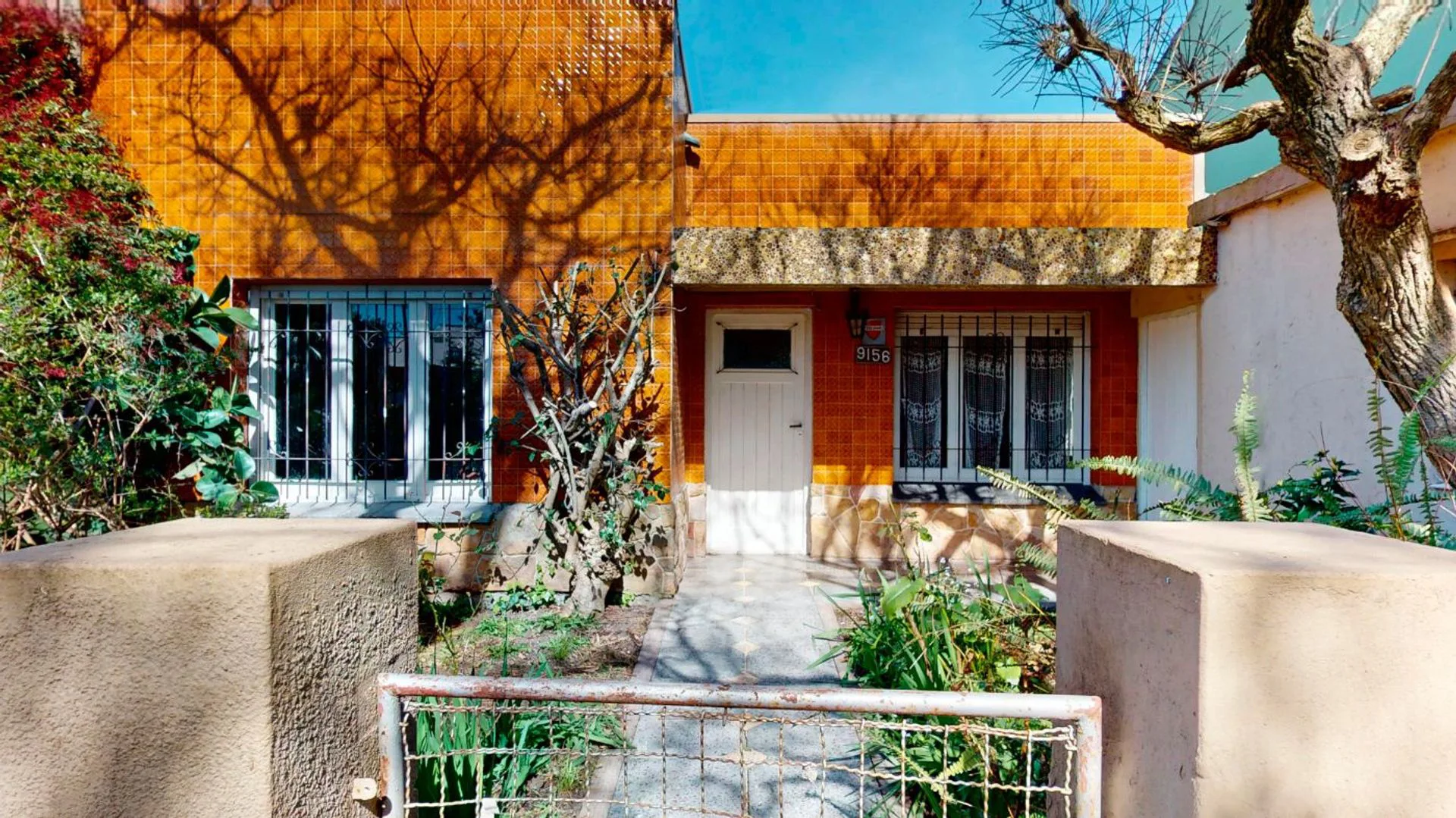VENTA CASA 3AMBIENTES CON JARDÍN–BARRIO EL GAUCHO foto 2