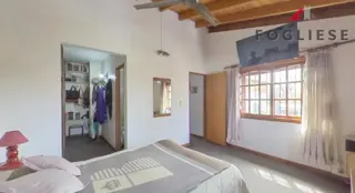 Excelente Casa de 5 Amb con Pileta, Jardin, Quincho, Garage foto 2