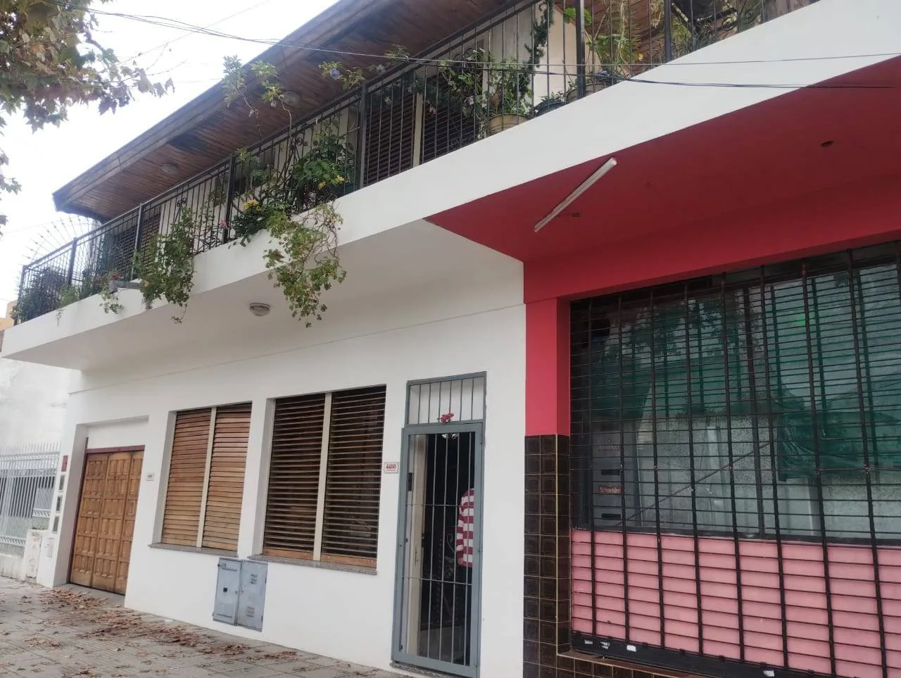 CASA EN LOTE PROPIO MULTIFAMILIAR, CON DOS LOCALES, Cosquin y Battle y Ordoñez - Villa Lugano foto 2
