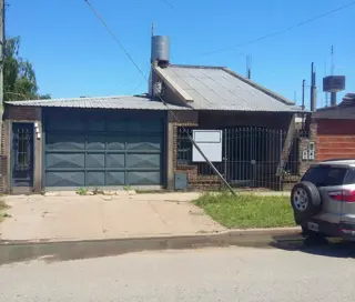 Casa de 4 ambientes tipo chalet en dos plantas en José C. Paz. foto 1