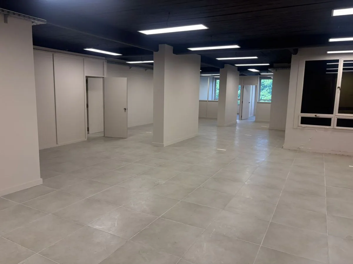 VENTA OFICINAS 200m2 REFACCIONADAS + 2 COCHERAS foto 3