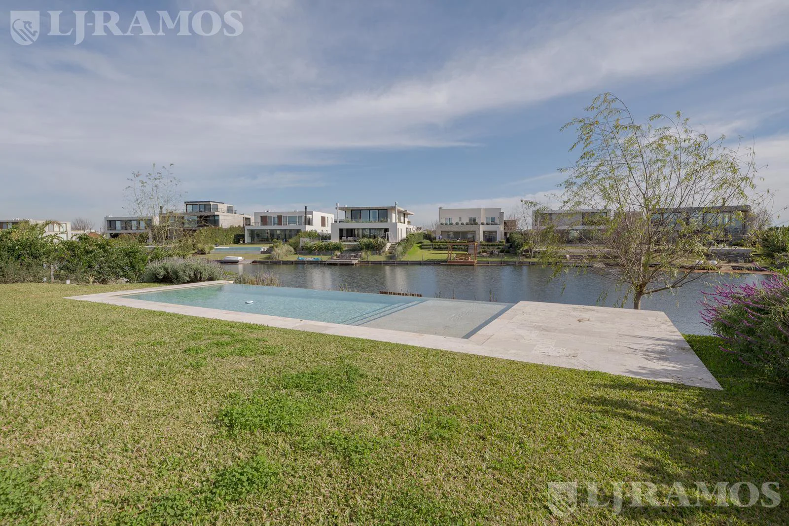 VENTA. Al agua. Excelente casa con 4 dormitorios . Nueva. En Virazón - Nordelta. foto 3