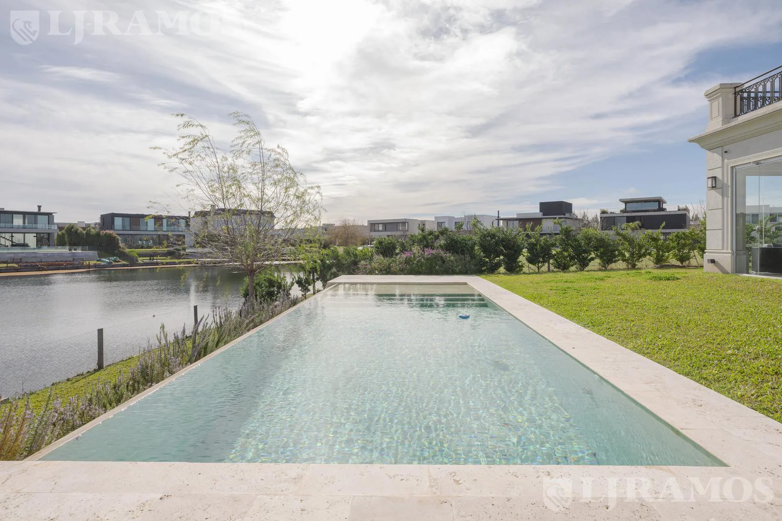 VENTA. Al agua. Excelente casa con 4 dormitorios . Nueva. En Virazón - Nordelta. foto 4