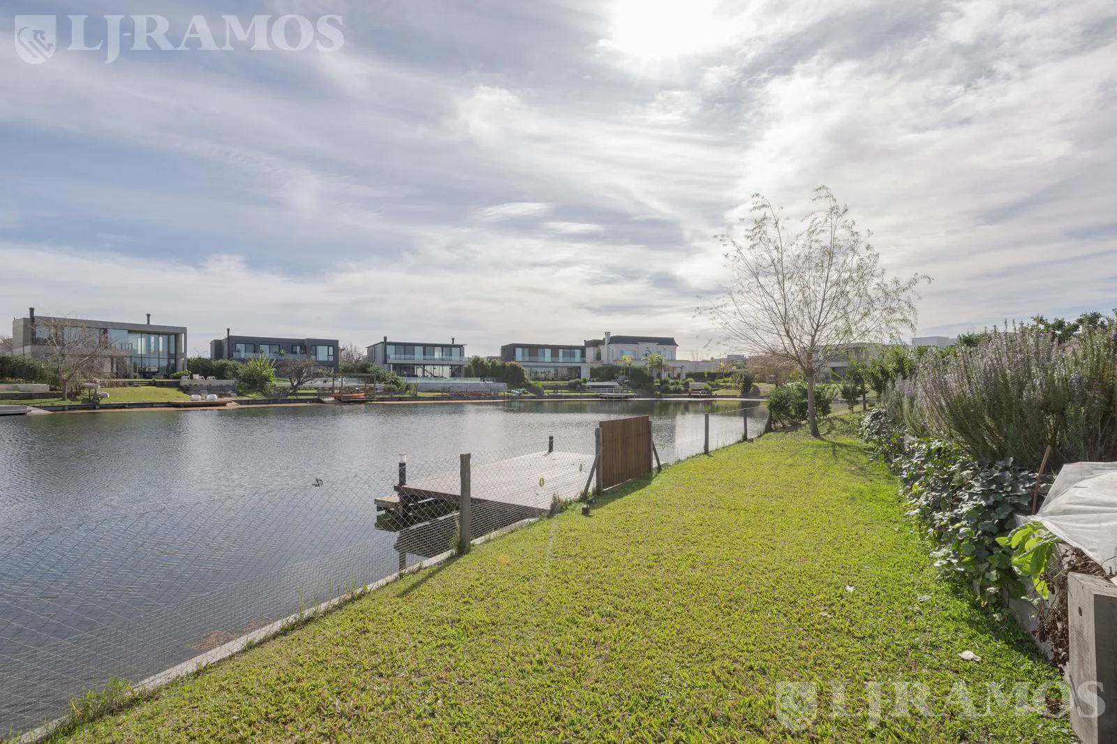 VENTA. Al agua. Excelente casa con 4 dormitorios . Nueva. En Virazón - Nordelta. foto 5