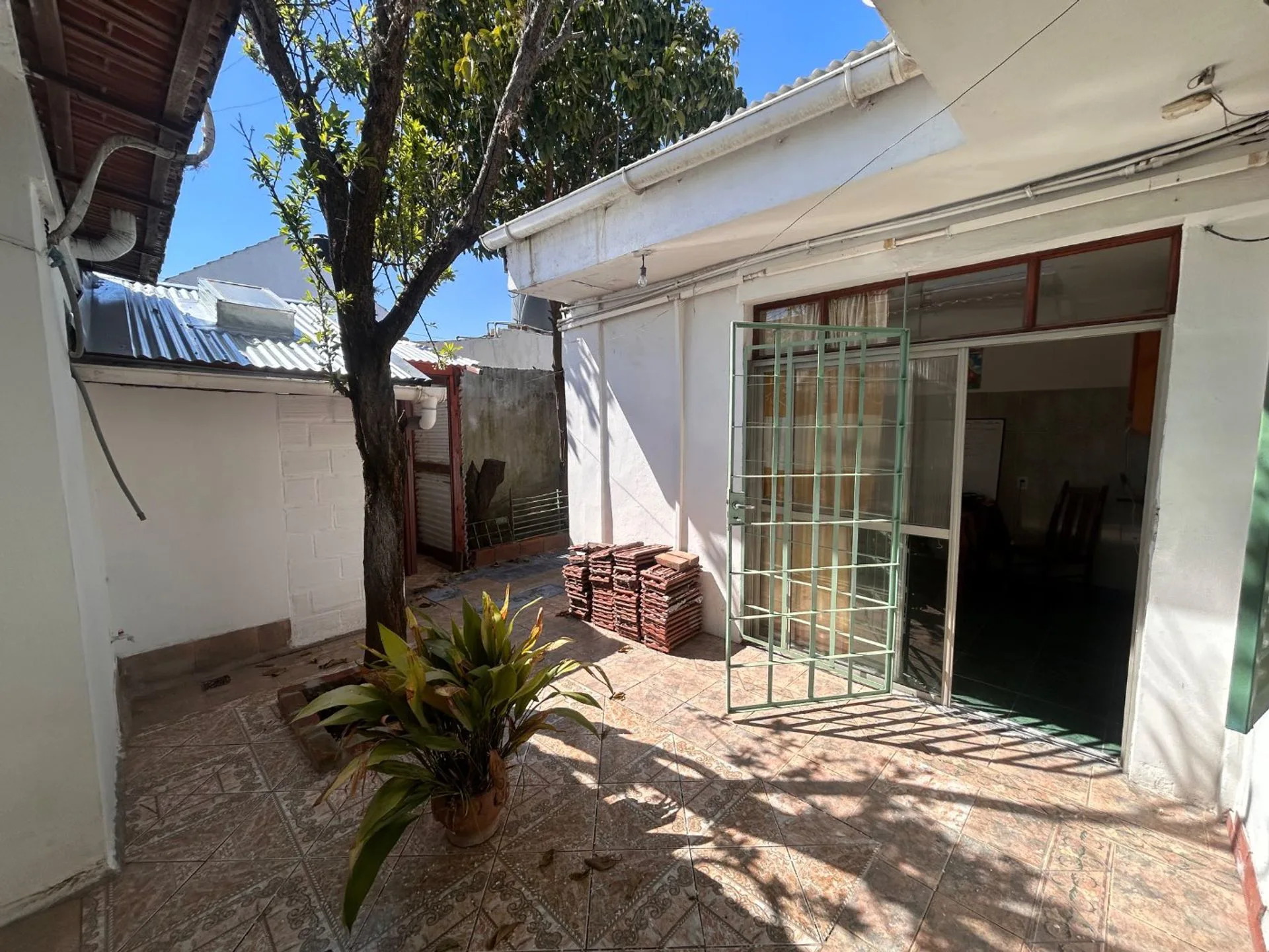 CASA EN VENTA 3 DORMITORIOS CON PATIO Y DEPTO foto 5