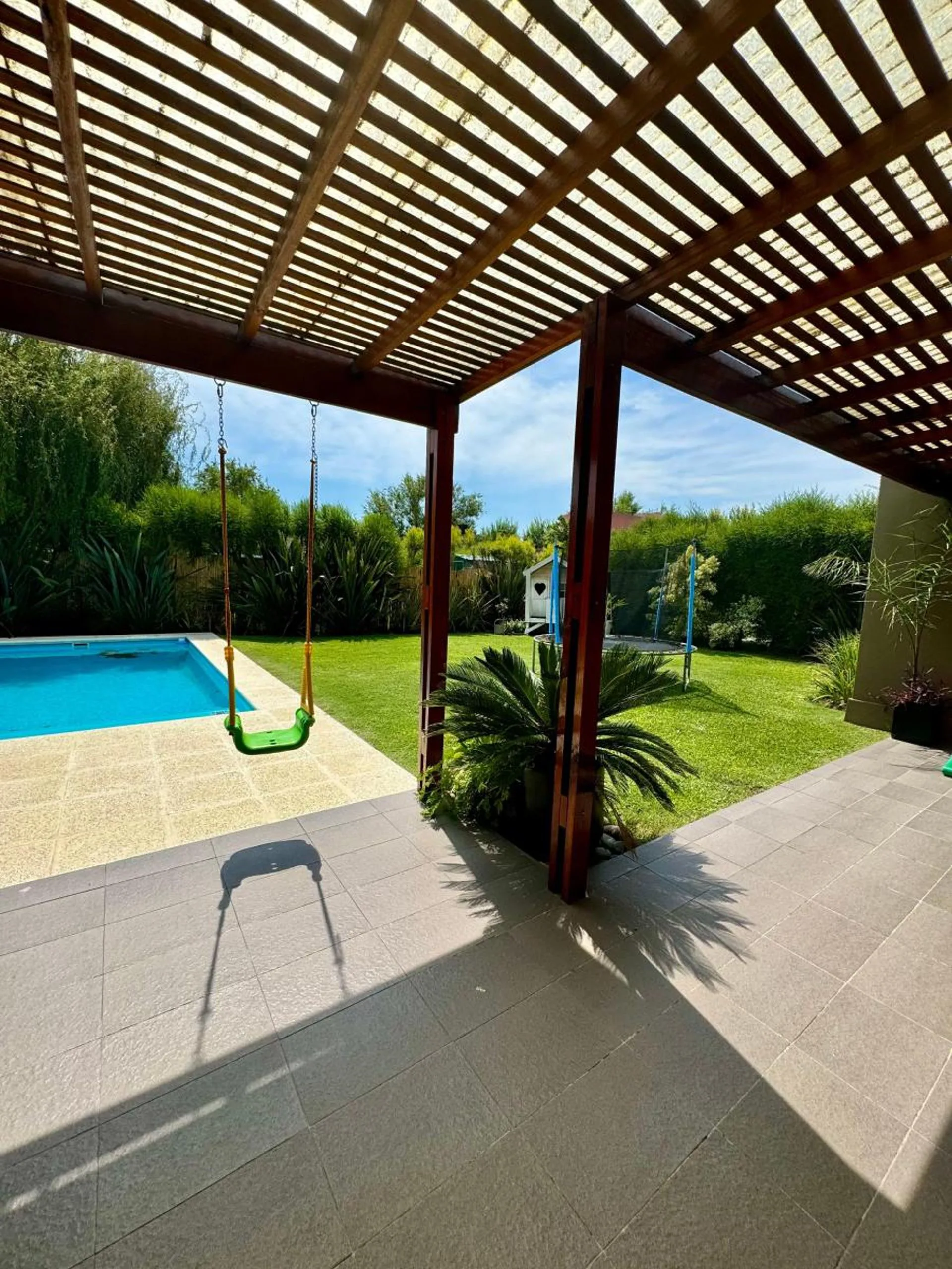 Casa en alquiler barrio La Comarca con Pileta foto 3