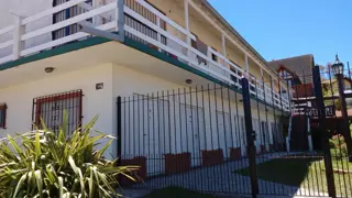 VENTA, DTO a 1 cuadra de la costa, equipado para 8 personas. Impecable estado, y totalmente amueblado, con parque y parrillas. foto 1