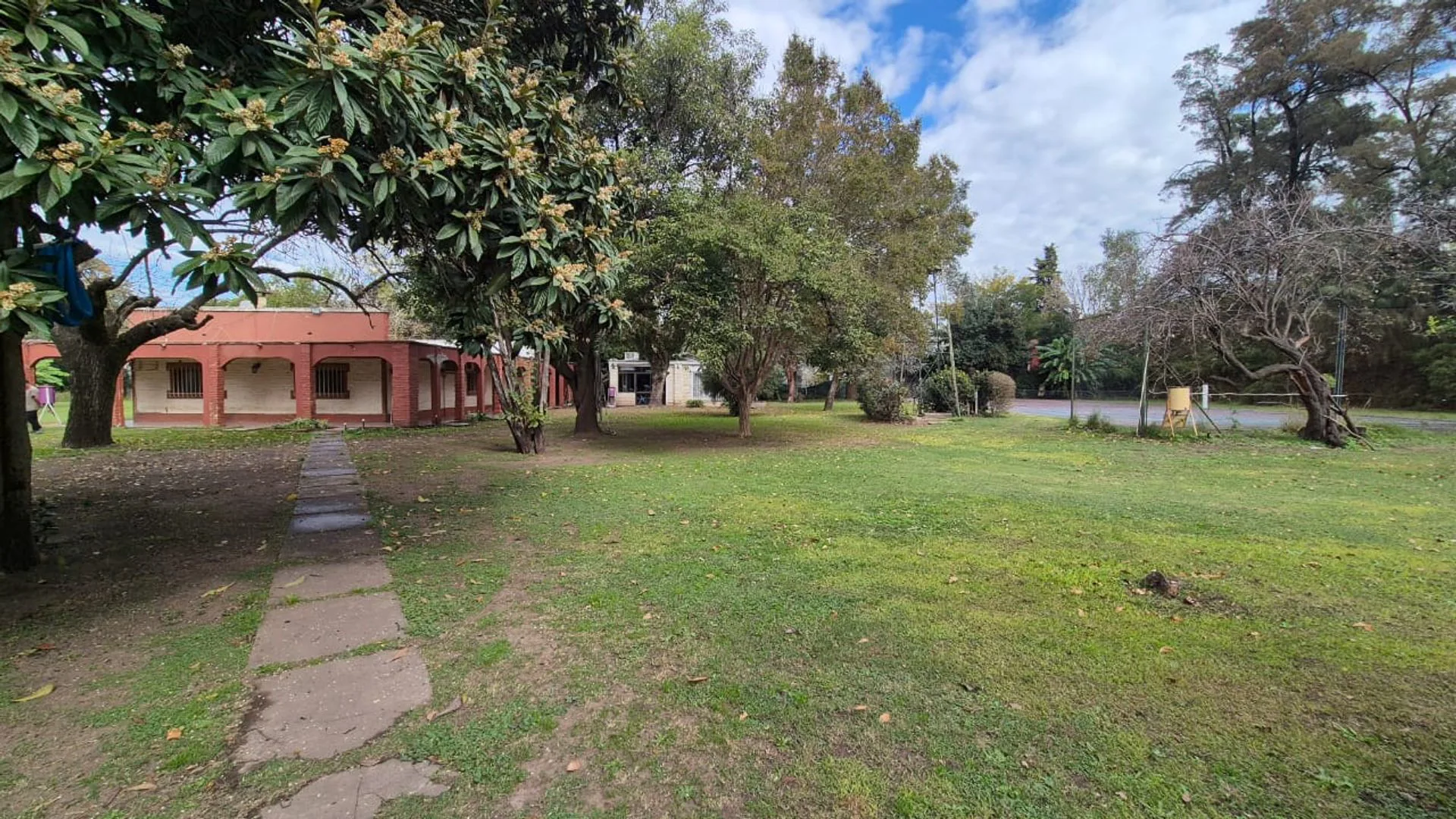 CASA QUINTA 7 AMB EN VENTA LA REJA PILETA PARQUE foto 2