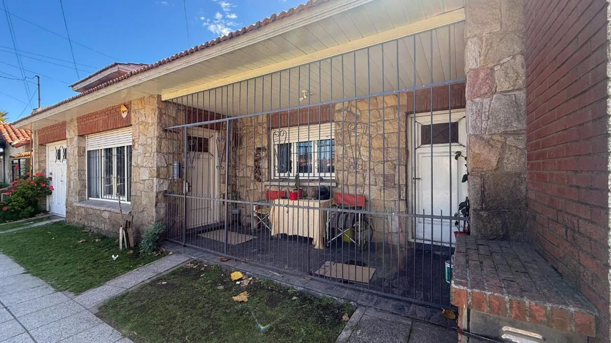 Venta casa 3 ambientes en Las Avenidas con jardín foto 2