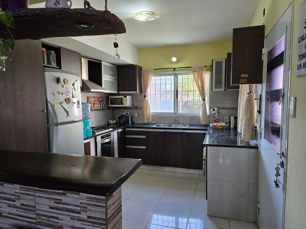 CASA EN VENTA - 2 DORMITORIOS -BARRIOS LAS TARDES foto 2