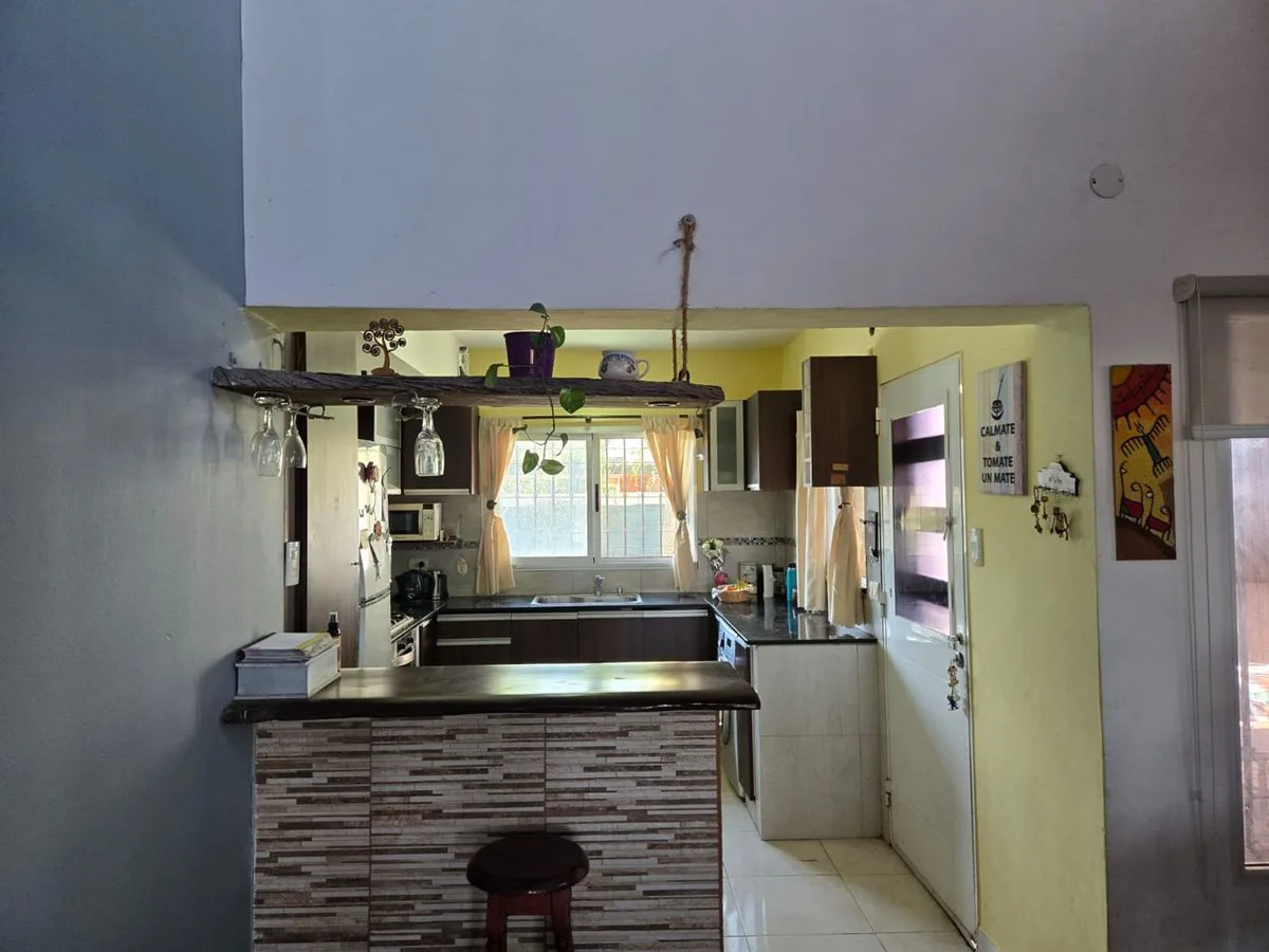 CASA EN VENTA - 2 DORMITORIOS -BARRIOS LAS TARDES foto 4