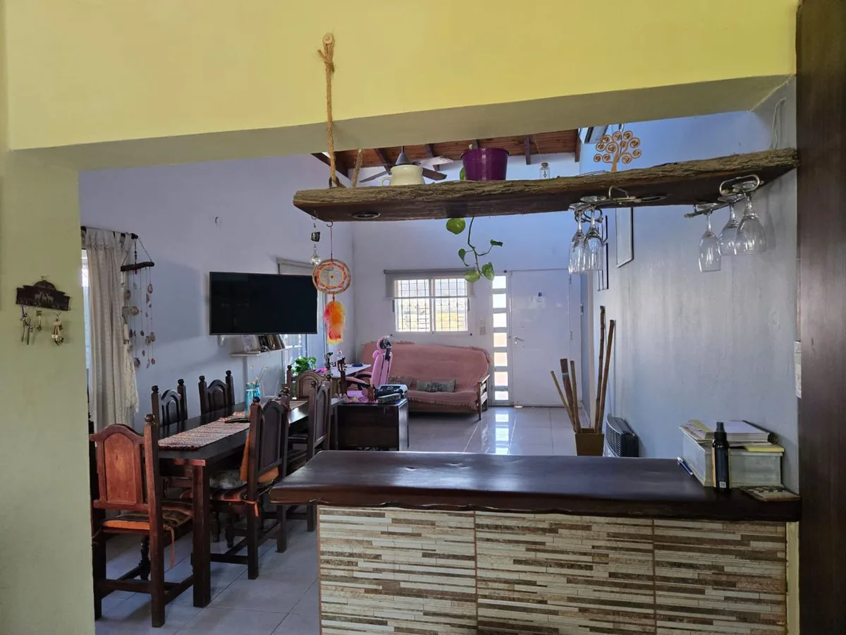 CASA EN VENTA - 2 DORMITORIOS -BARRIOS LAS TARDES foto 5