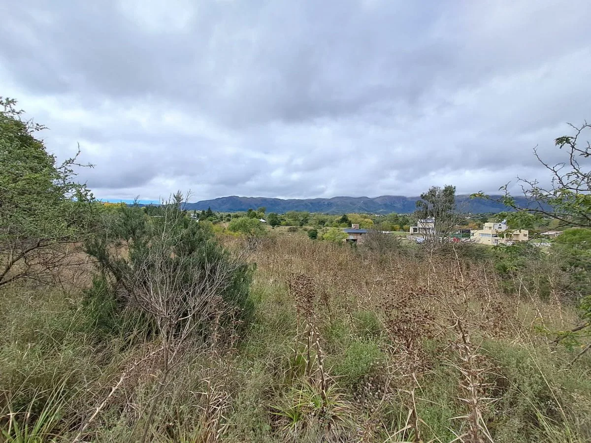 Lote con vista 2050m2 en Villa Giardino foto 3