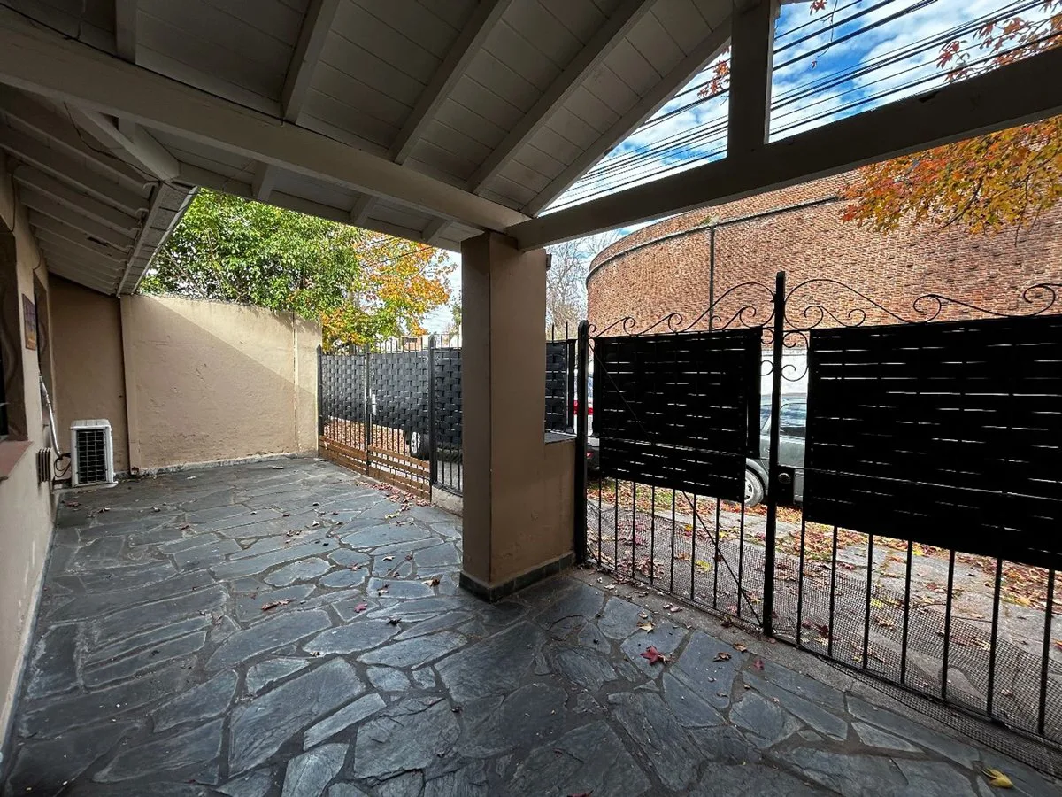 OPORTUNIDAD INCREIBLE CASA 5 AMBIENTES CON PILETA foto 2