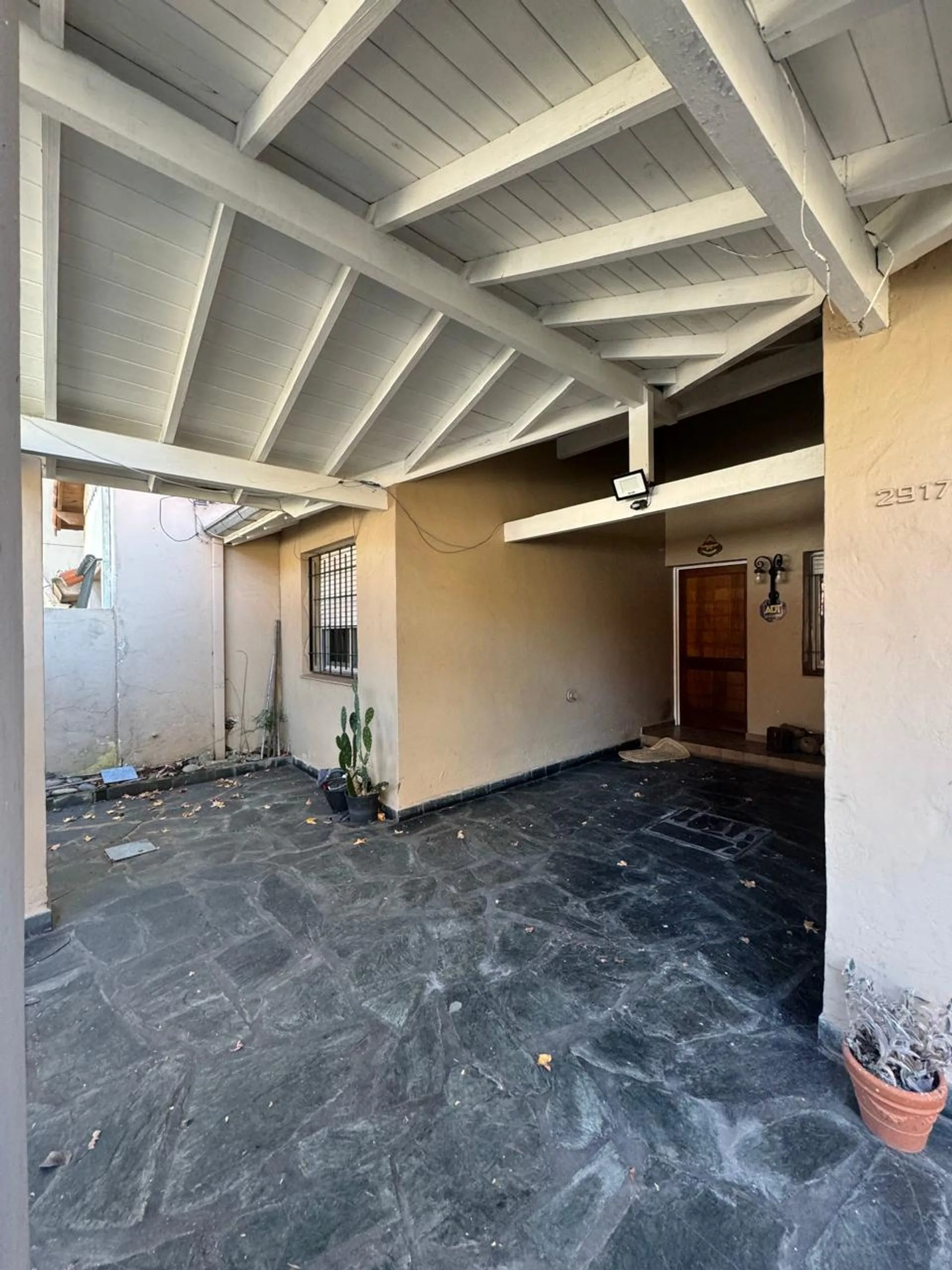 OPORTUNIDAD INCREIBLE CASA 5 AMBIENTES CON PILETA foto 3