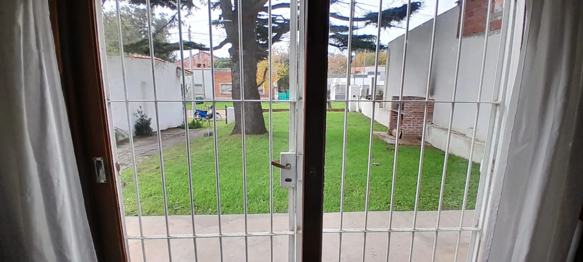 VENTA CASA 3 AMB C/PARQUE Y PARRILLA - MIRAMAR foto 2