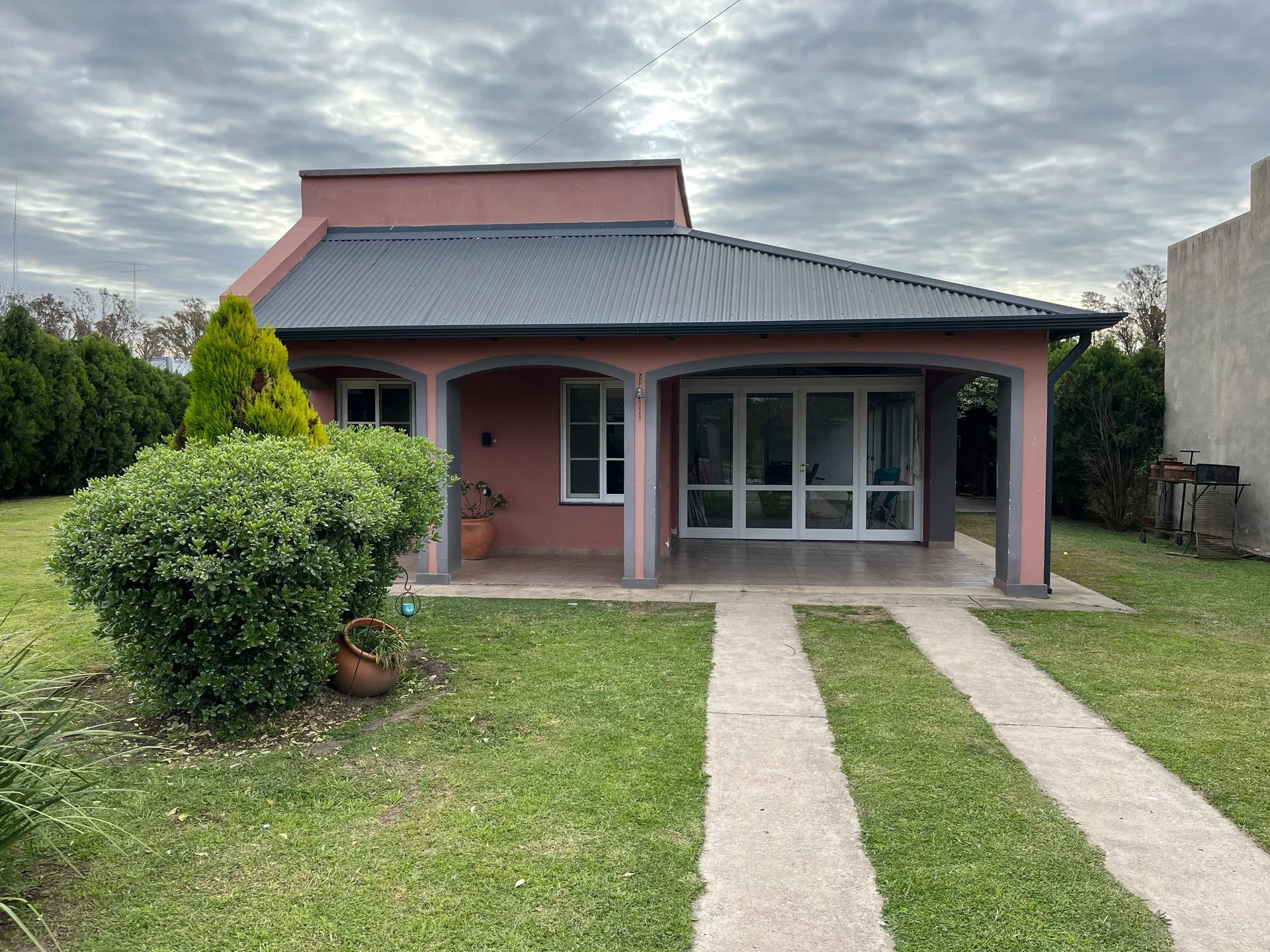 SE VENDE CASA MODERNA CON AMPLIO PATIO Y PILETA! foto 3