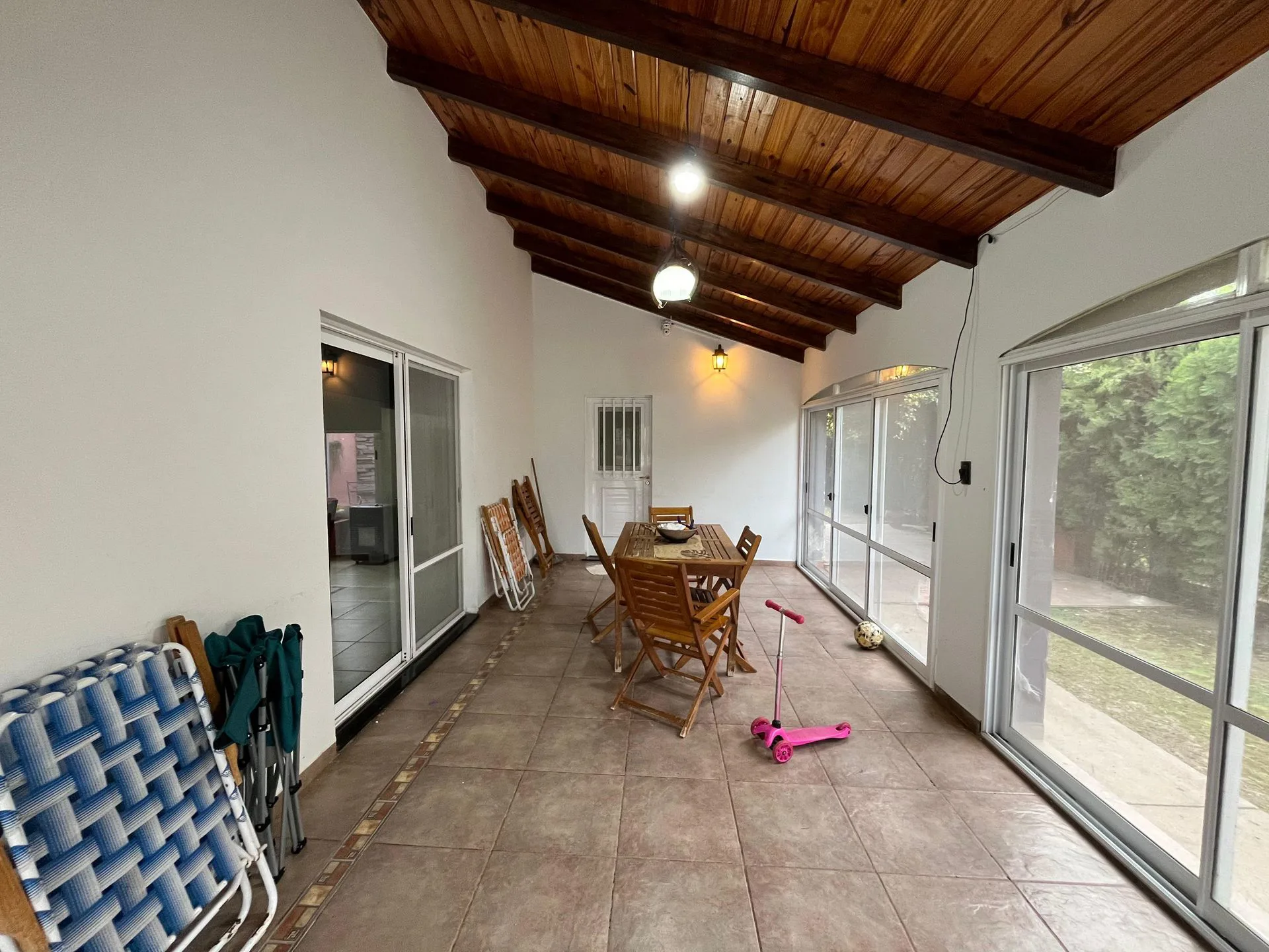 SE VENDE CASA MODERNA CON AMPLIO PATIO Y PILETA! foto 4