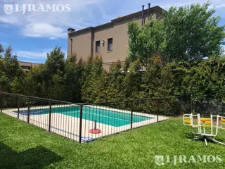 EXCELENTE CASA -AQUILER TEMPORAL - BARRIO CERRADO LA DAMASIA - ENERO 2027 foto 2