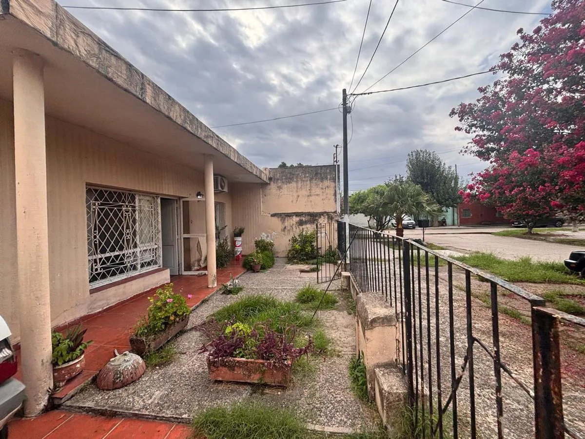 VENDO CASA A REFACCIONAR BARRIO SARMIENTO foto 3