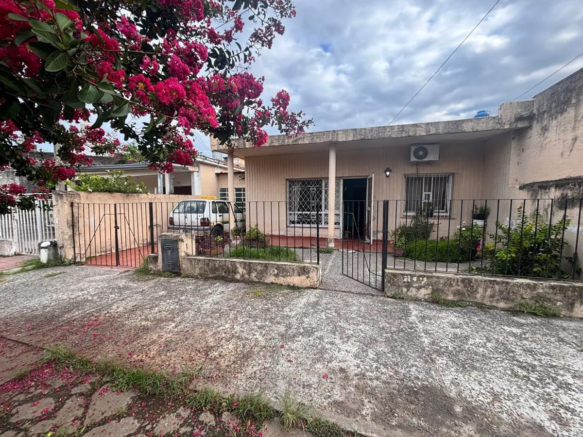 VENDO CASA A REFACCIONAR BARRIO SARMIENTO foto 5