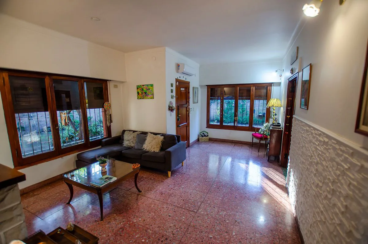 CASA EN VENTA BURZACO EXCELENTE UBICACION foto 3