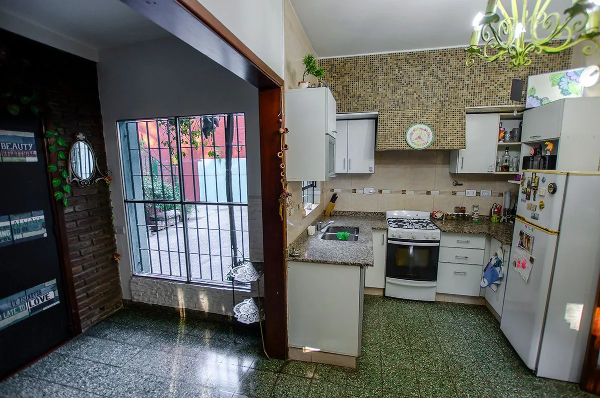 CASA EN VENTA BURZACO EXCELENTE UBICACION foto 4
