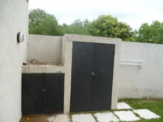 MODERNO DUPLEX. PARA 5 PERSONAS. DOS DORMITORIOS. COCHERA.PATIO CON ASADOR. PISCINA COMPARTIDA foto 2