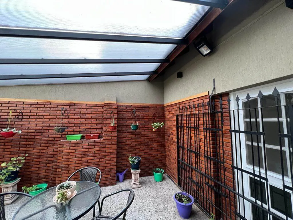Departamento tipo casa 3 ambientes, con patio, cochera, parrilla y terraza foto 2