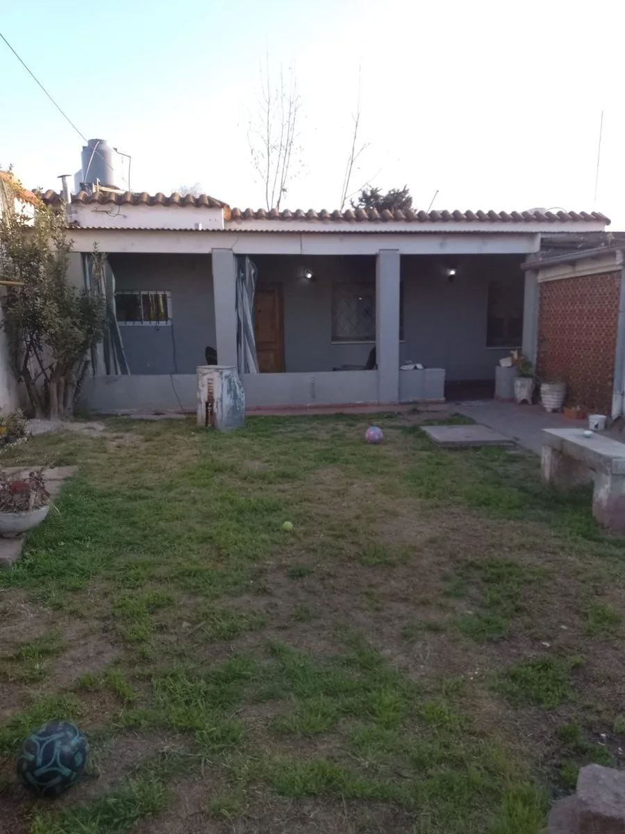 CASA CON GRAN PARQUE EN JOSE C. PAZ foto 2
