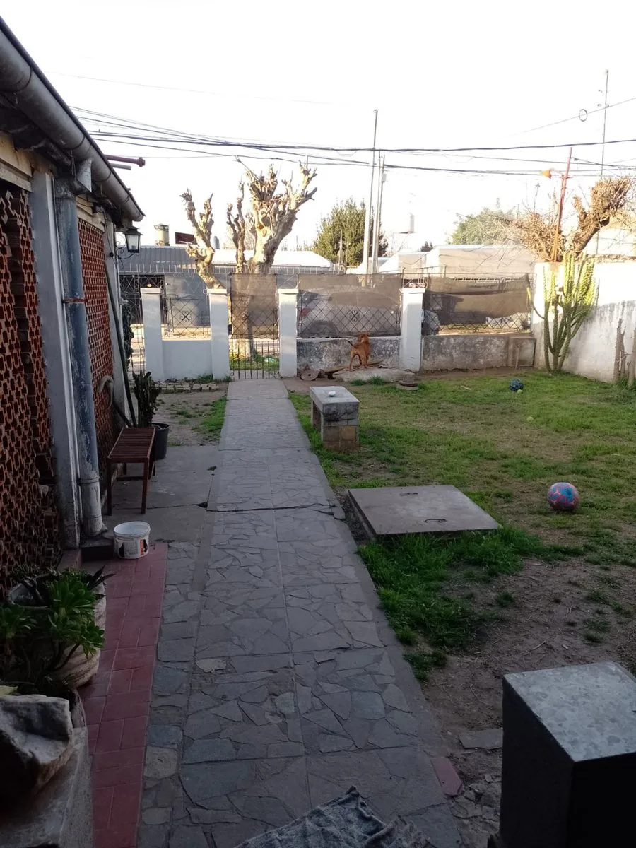 CASA CON GRAN PARQUE EN JOSE C. PAZ foto 3