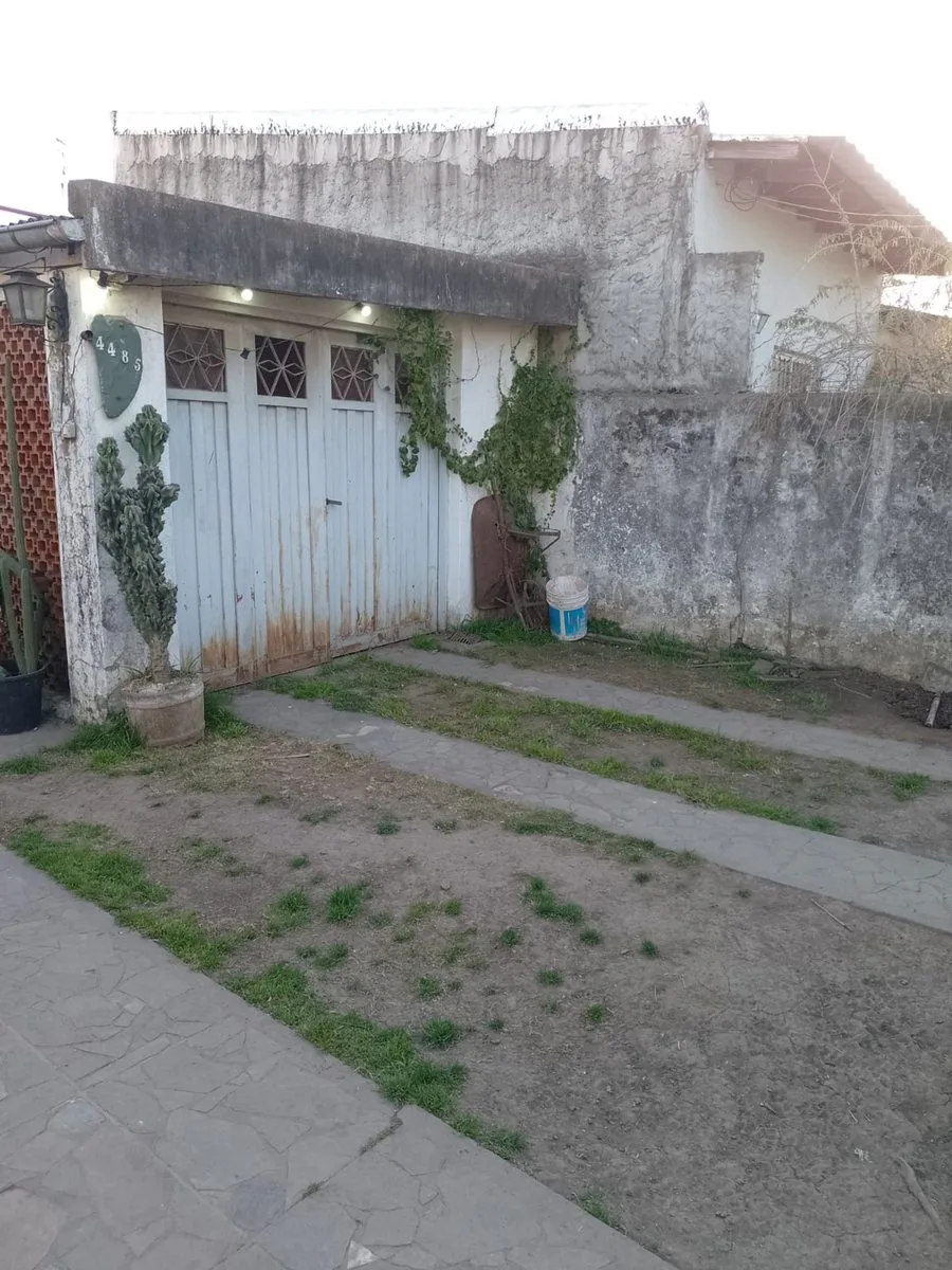 CASA CON GRAN PARQUE EN JOSE C. PAZ foto 4