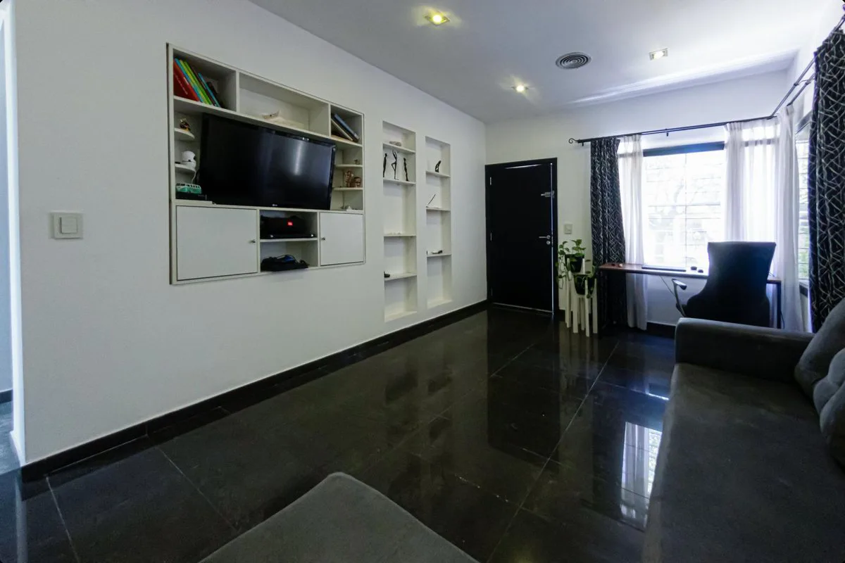 CASA DE 6 AMBIENTES GARAGE QUINCHO JARDIN QUILMES foto 2