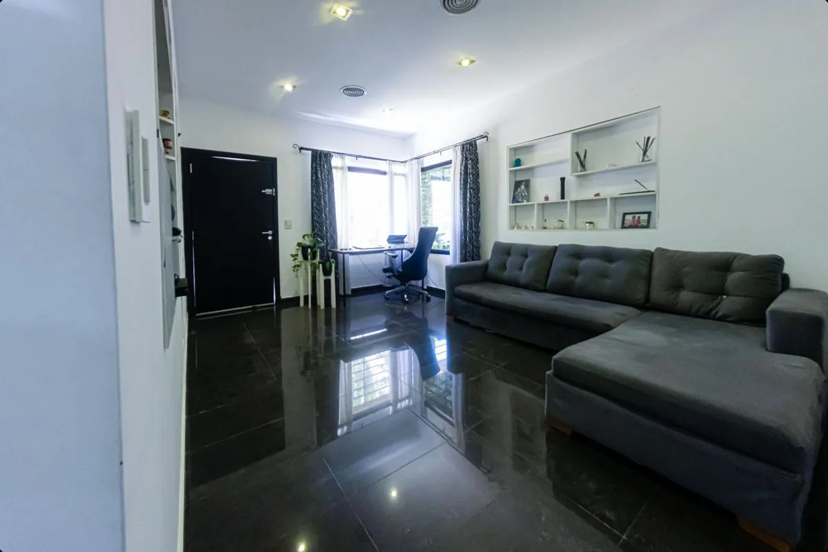 CASA DE 6 AMBIENTES GARAGE QUINCHO JARDIN QUILMES foto 3