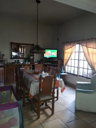 VENTA DE CASA EN DOS PLANTAS C/GARAGE PARA DOS AUTOS FONDO PARQUIZADO MAS DEPENDENCIA. LOTE PROPIO DE 8.66X47 M2 DIGNA DE VER ZONA VILLA LURO foto 2