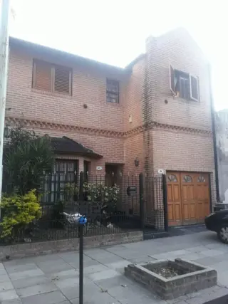 VENTA DE CASA EN DOS PLANTAS C/GARAGE PARA DOS AUTOS FONDO PARQUIZADO MAS DEPENDENCIA. LOTE PROPIO DE 8.66X47 M2 DIGNA DE VER ZONA VILLA LURO foto 5