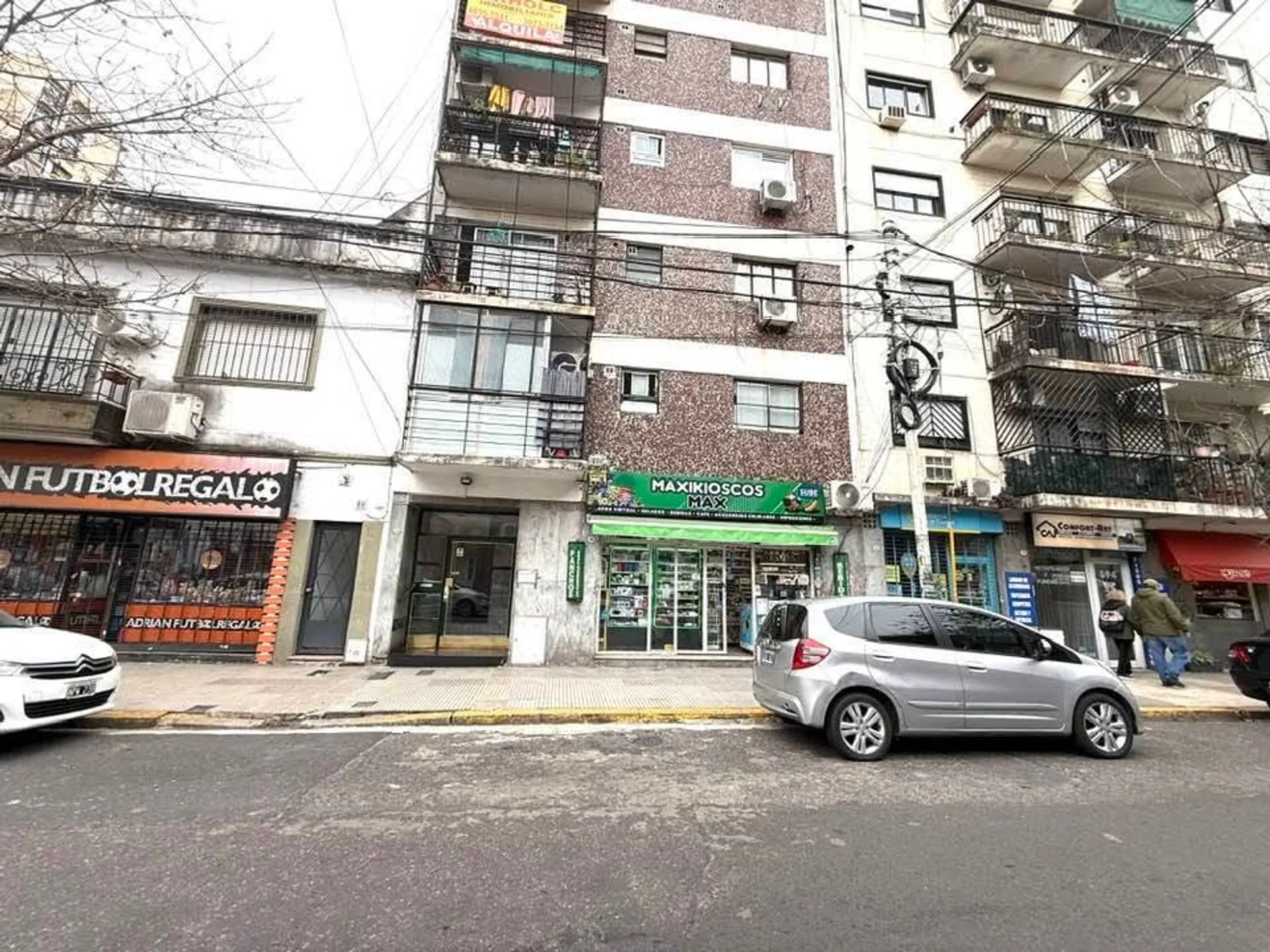 VENTA MONOAMBIENTE ALMAGRO PISO ALTO LUMINOSO foto 3