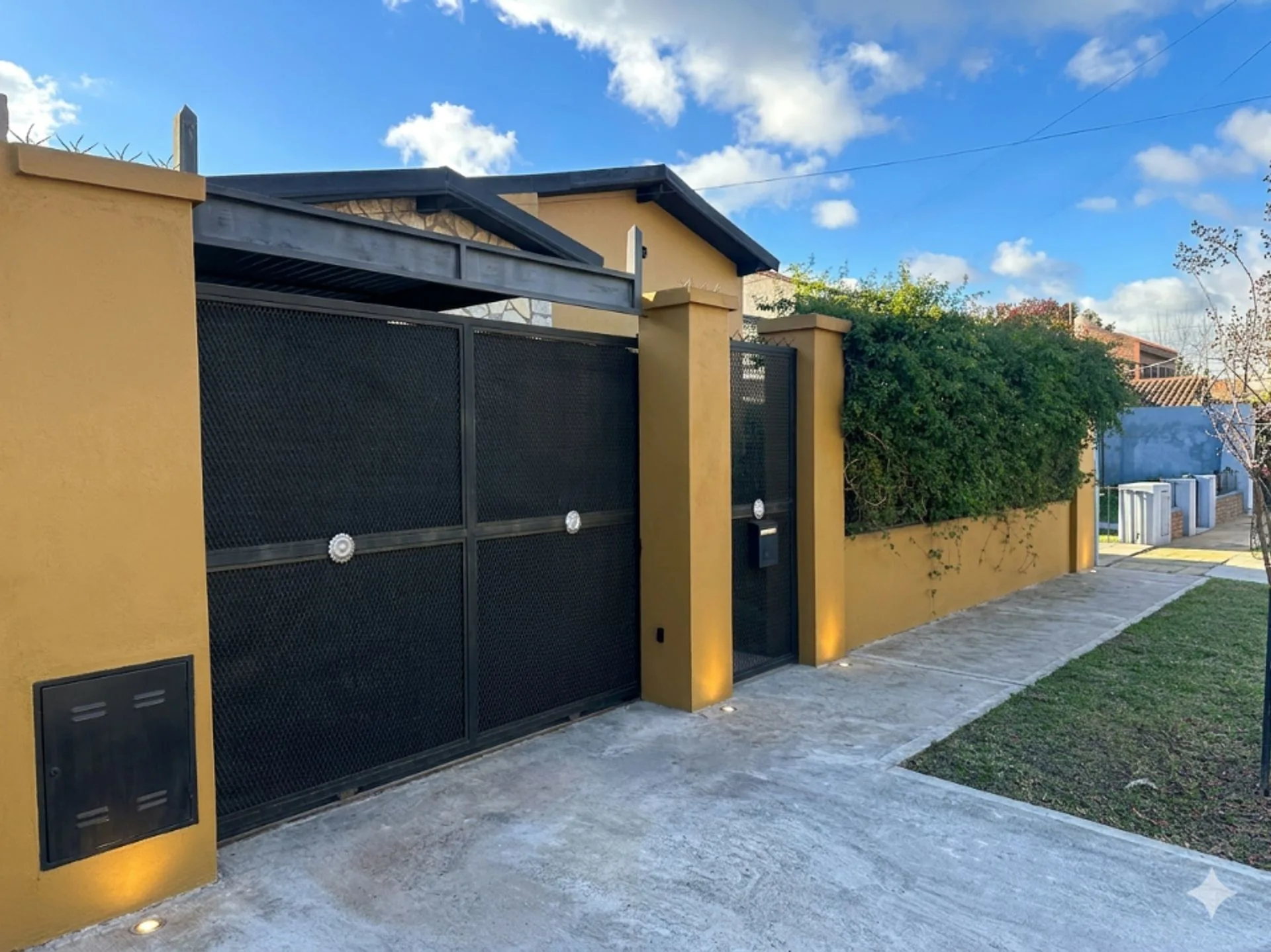 VENTA CASA 3 AMBIENTES EN DON TORCUATO CON QUINCHO foto 2