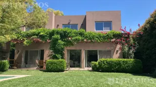 EXCELENTE CASA EN VENTA EN BARRIO SEMICERRADO DE 5 CASAS - SANTA RITA - LOMAS DE SAN ISIDRO foto 1
