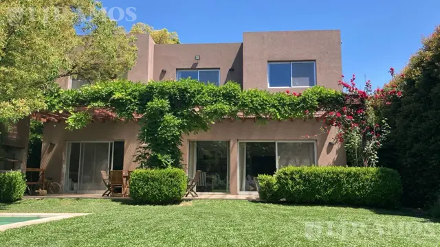 EXCELENTE CASA EN VENTA EN BARRIO SEMICERRADO DE 5 CASAS - SANTA RITA - LOMAS DE SAN ISIDRO